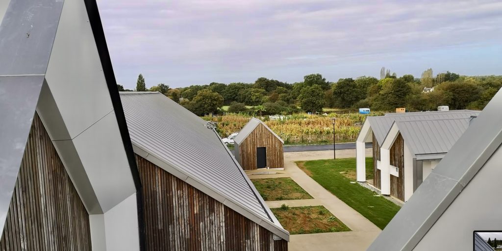 Espaces extérieurs végétalisés - Toitures traditionnelles - Kerlorson - Plus Architectures