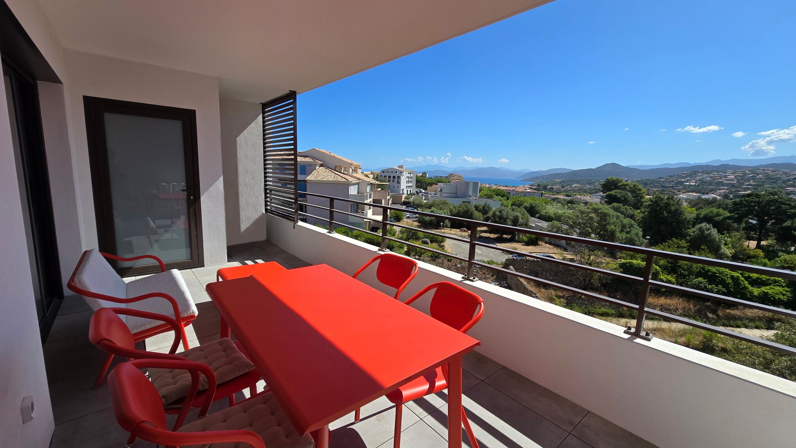 Aménagement de la terrasse avec mobilier extérieur rouge - Nepita Dolce Vita - PLUS ARCHITECTURES